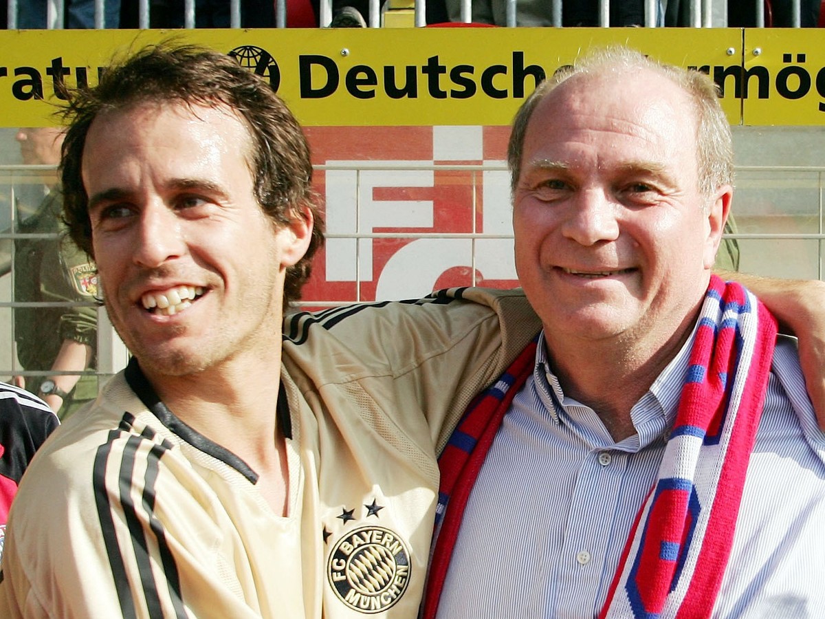 Fussball 1. Bundesliga Saison 2004/2005 31. Spieltag 1. FC Kaiserslautern - FC Bayern Muenchen 30.04.2005 Mehmet SCHOLL (li, Bayern) und Manager Ulie HOENESS (re, beide Bayern) jubeln nach dem Abpfiff ...