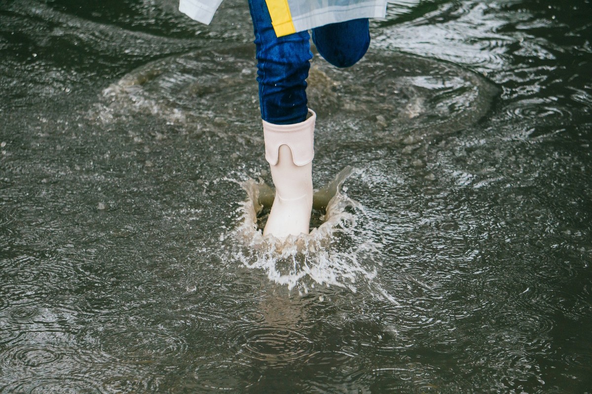springen,pfütze,gummistiefel,regenwetter,springt,sprung,pfützen,wasserlache,wasserlachen,wasserpfütze,wasserpfützen,stiefel,regen,regnen,regnerisch,schlechtes wetter,verregnet *** jump,puddle,galoshes ...