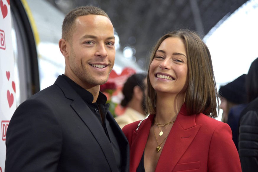 Andrej Mangold mit Freundin Jenny Lange beim duplo x Deutsche Bahn Valentinstagsevent auf dem Hauptbahnhof. Frankfurt am Main, 14.02.2020 *** Andrej Mangold with his girlfriend Jenny Lange at the dupl ...