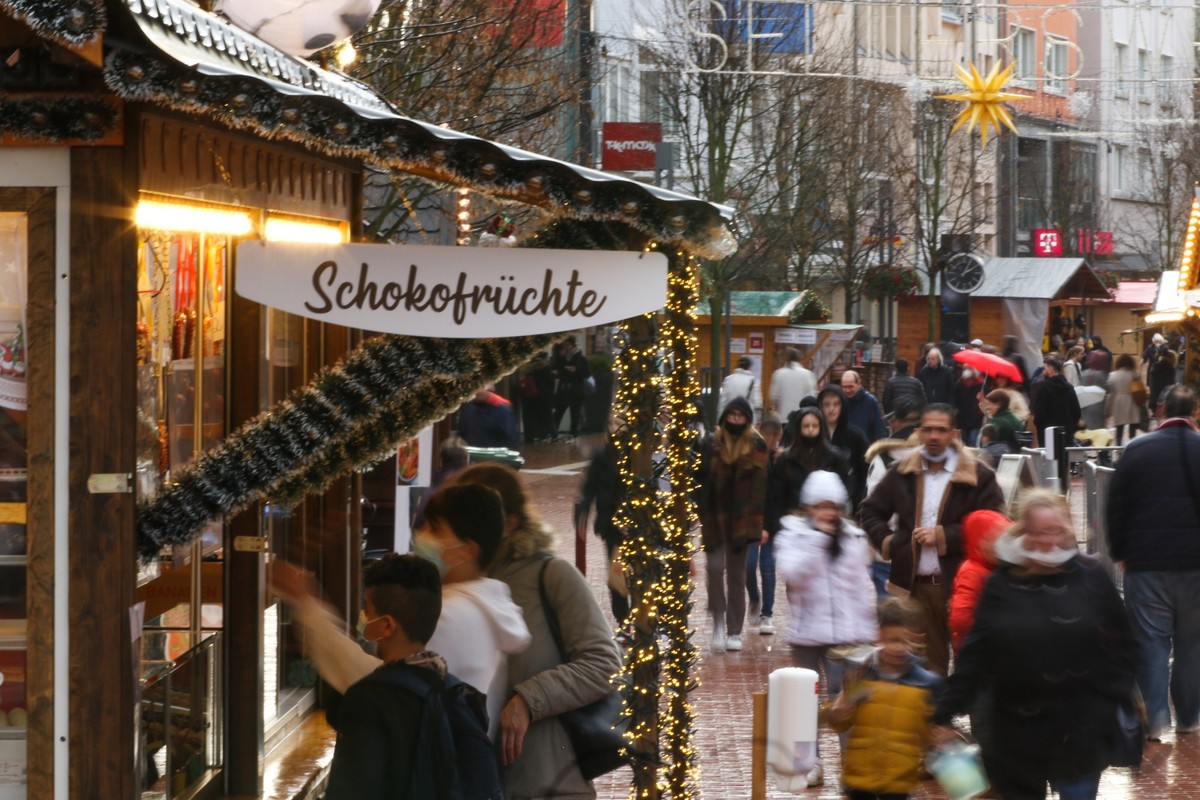ARCHIV - 30.12.2021, Hessen, Gießen: Besucher gehen über den Weihnachtsmarkt in Gießen. (zu dpa: «Festliche Vielfalt: Hessens Weihnachtsmärkte im Überblick») Foto: Nadine Weigel/dpa +++ dpa-Bildfunk + ...