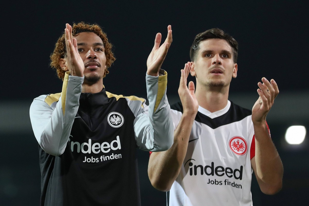 19.08.2024, xtgx, Fussball DFB Pokal 1. Runde, Eintracht Braunschweig - Eintracht Frankfurt emspor, v.l. Hugo Ekitike Frankfurt, 11, Igor Matanovic Frankfurt, 9 Jubel ueber den Sieg, Jubel nach Spiele ...