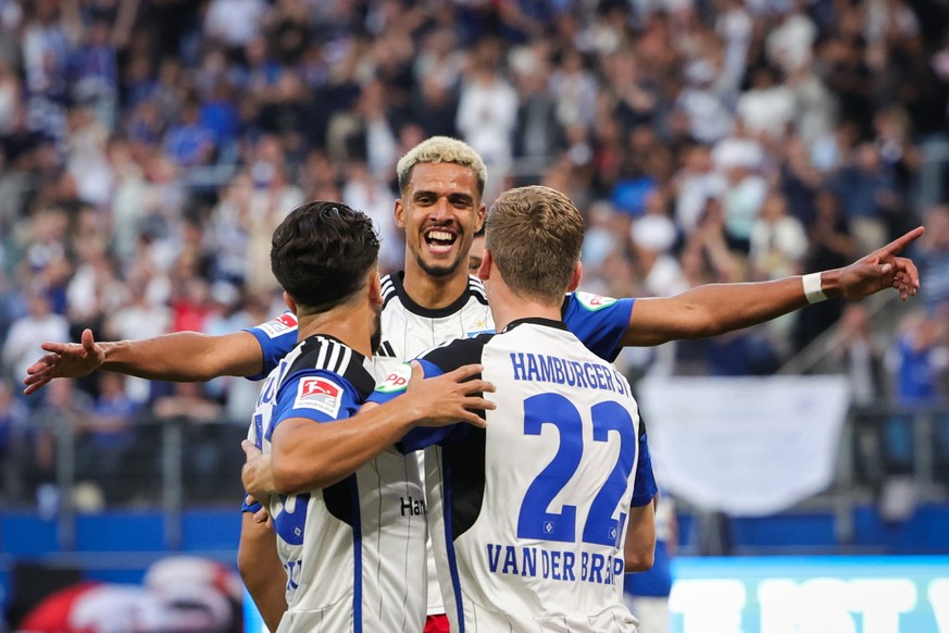 28.07.2023, Hamburg: Fußball: 2. Bundesliga, 1. Spieltag, Hamburger SV - FC Schalke 04, Volksparkstadion. Hamburgs Robert Glatzel (M) feiert sein Tor zum 1:0 mit Immanuel Pherai (l) und Ignace Van der ...