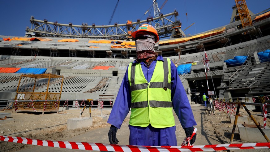 Ein Arbeiter auf der Baustelle des Lusail Stadions, das Platz für 80.000 Zuschauer bieten soll. 