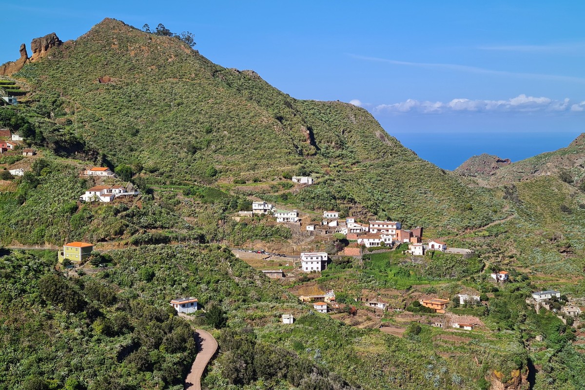 ARCHIV - Inbegriff dörflicher Ruhe und Gelassenheit: der Weiler El Batán im Anaga-Gebirge auf Teneriffa. Foto: Roswitha Bruder-Pasewald/dpa-tmn - Honorarfrei nur für Bezieher des dpa-Themendienstes ++ ...