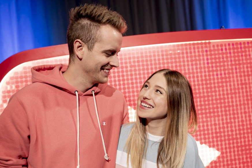 05.12.2018, Berlin: Das YouTuber-Paar Julian «Julienco» Claßen und Bianca «Bibi» Claßen schauen sich beim YouTube-Jahresrückblick 2018 im YouTube Space Berlin vor einem YouTube-Logo an. Foto: Christop ...