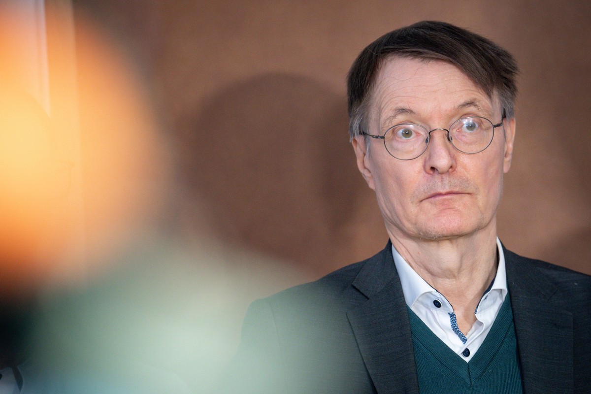 Praxisbesuch des Bundesgesundheitsministers zur Einfuehrung der ePA Prof. Dr. Karl Lauterbach, Bundesminister fuer Gesundheit in Portrait bei seinem Pressestatement im Anschluss an seinen Besuch in ei ...
