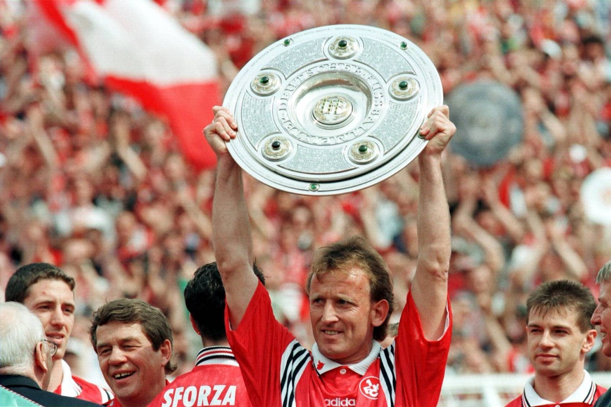 Bildnummer: 00061358 Datum: 09.05.1998 Copyright: imago/Oliver Behrendt
Ein Traum: Der Lauterer Haudegen Andreas Brehme darf zum Abschied seiner Karriere die Meisterschale nochmal hochhalten; Andy Br ...