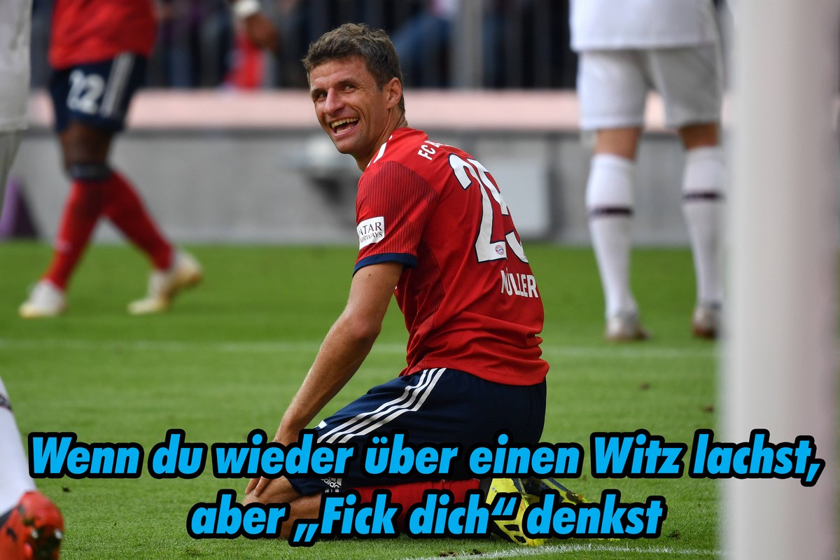 Thomas MUELLER (MÜLLER,Bayern Muenchen) kniet am Boden, lacht,lachen,lachend, optimistisch,gutgelaunt, Aktion,Einzelaktion,Einzelbild, Freisteller,Ganzkoerperaufnahme, ganze Figur. Fussball 1. Bundesl ...