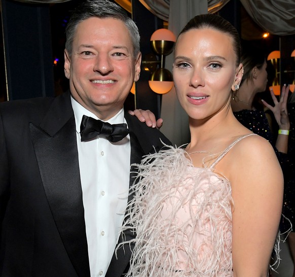 Ted Sarandos und Scarlett Johansson: Hier lässt sich der CCO von Netflix bei einer Aftershowparty der Golden Globes neben dem Hollywoodstar fotografieren.