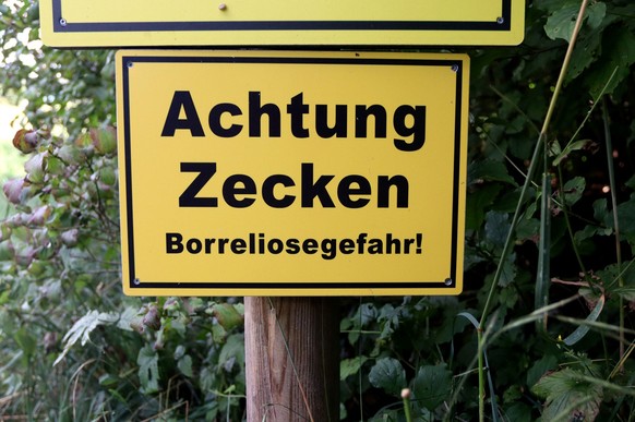 Warnschild vor Zecken in Seeshaupt, Bayern