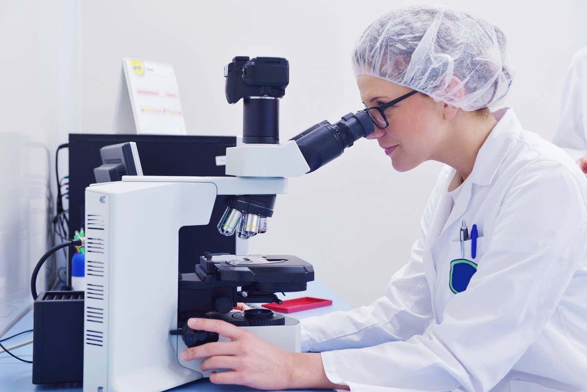 group of scientists working at the laboratory,model released, Symbolfoto PUBLICATIONxINxGERxSUIxAUTxONLY ING3219367008