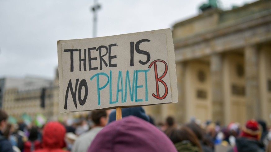 Berlin, Deutschland 22. Oktober 2021: Am heutigen Freitag findet ein Globaler Klimastreik von Fridays for Future, FFF, in Berlin statt. Im Bild: Plakat: There is no planet b Berlin *** Berlin, Germany ...