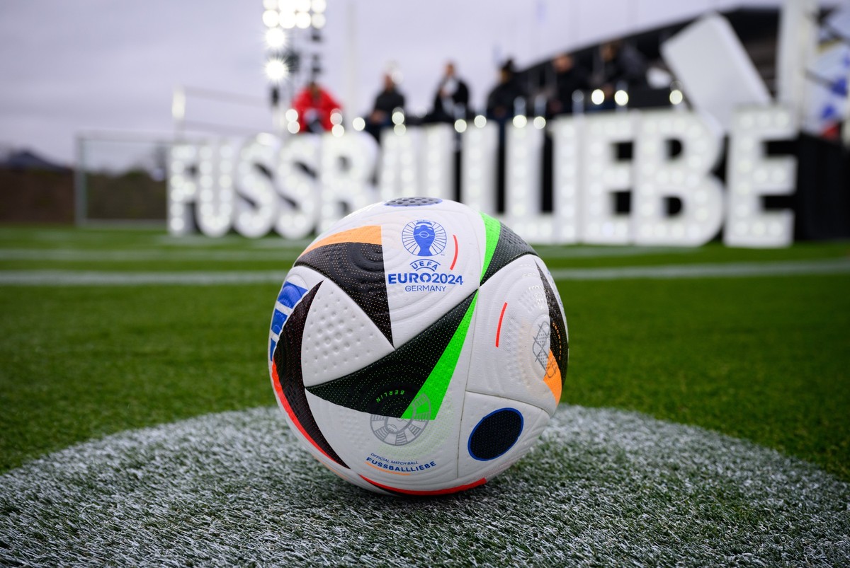 ARCHIV - 15.11.2023, Berlin: Der neue Fußball liegt bei der Vorstellung des EM-Spielballs für die UEFA EURO 2024 auf dem Maifeld am Olympiastadion. Die nächste Fußball-Europameisterschaft (UEFA EURO 2 ...