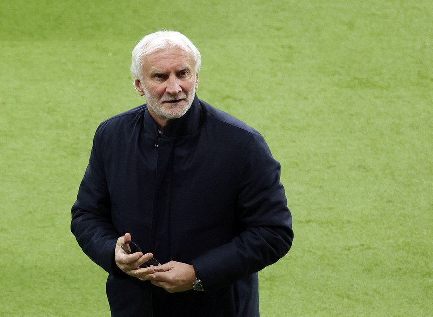 18.11.2023, Berlin: Fußball: Länderspiele, Deutschland - Türkei, Olympiastadion, Rudi Völler, Direktor der deutschen A-Nationalmannschaft der Männer, steht vor Spielbeginn auf dem Rasen. WICHTIGER HIN ...