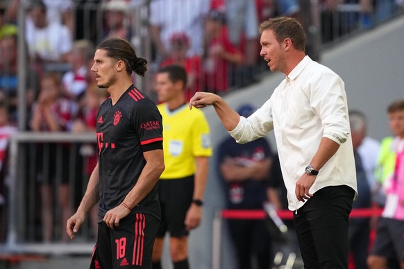 14.08.2022, Bayern, M�nchen: Fu�ball: Bundesliga, Bayern M�nchen - VfL Wolfsburg, 2. Spieltag, Allianz Arena. M�nchens Cheftrainer Julian Nagelsmann spricht zu M�nchens Marcel Sabitzer. WICHTIGER HINW ...