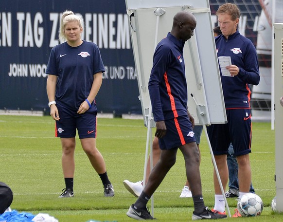 Fu�ball-Bundesliga 2019/2020, Training bei RB Leipzig 07.08.2019 Trainer-Hospitantin Imke W�bbenhorst li., Julian Nagelsmann Trainer RB Leipzig re. sowie Babacar N Diaye Teambetreuer RB Leipzig Mitte  ...