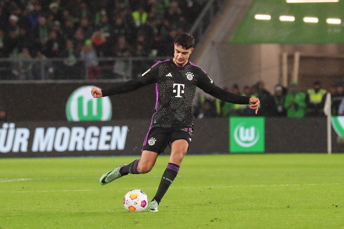 20.12.2023, xgox, Fussball 2. Bundesliga, Fussball 1. Bundesliga, VfL Wolfsburg - FC Bayern M�nchen emspor, v.l. Aleksandar Pavlovic Bayern Freisteller, Einzelbild, Ganzkoerper, single frame DFL/DFB R ...