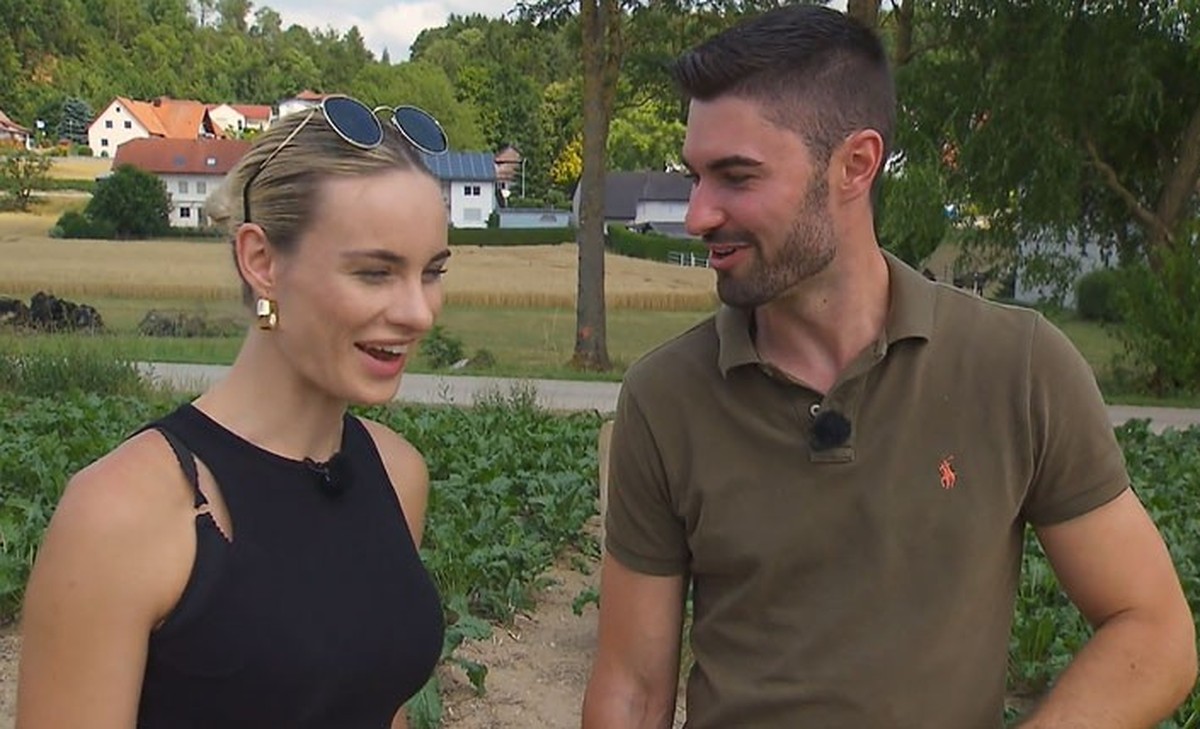Valentina wird von Daniel in die Arbeit auf dem Feld eingeführt.
