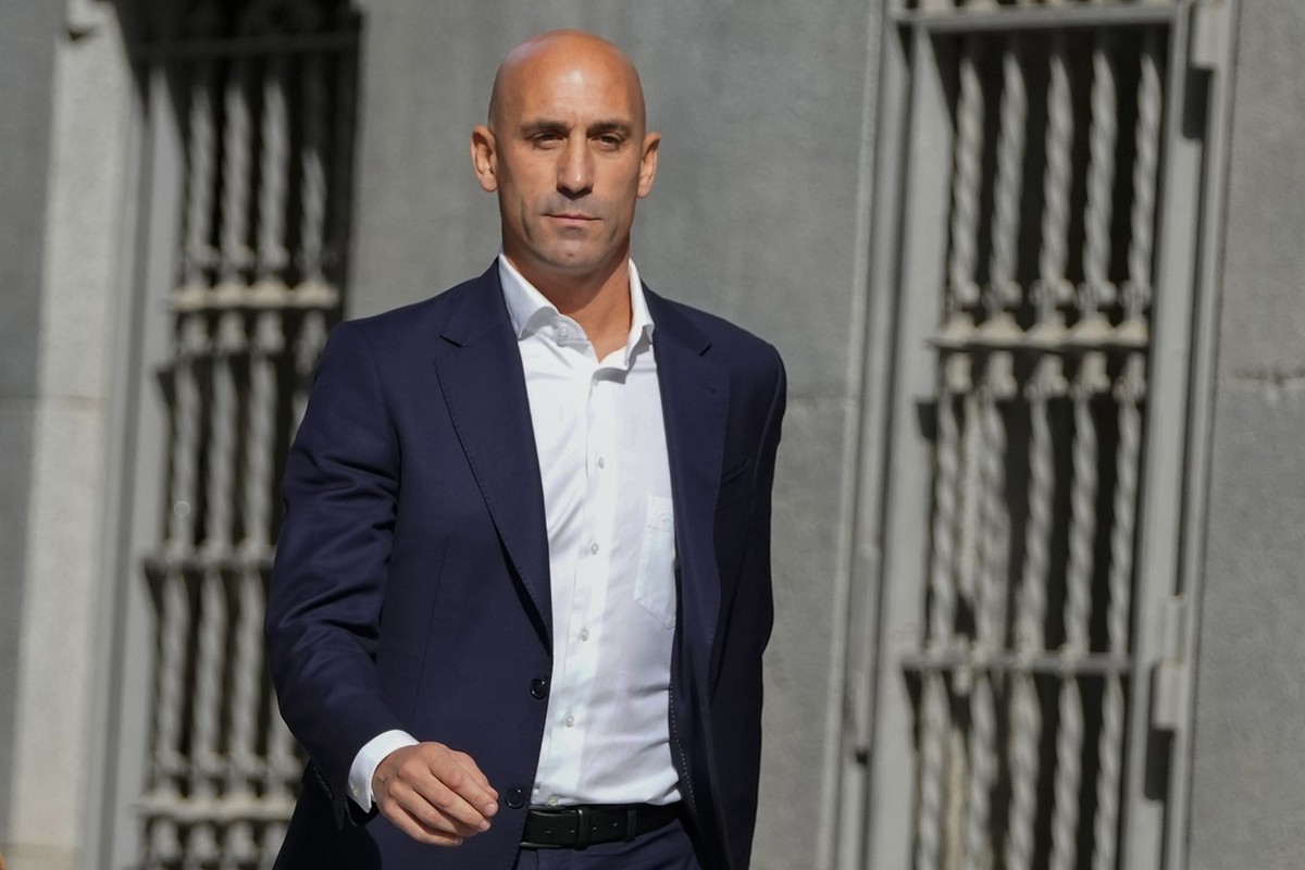 ARCHIV - 15.09.2023, Spanien, Madrid: Luis Rubiales (r), ehemaliger Präsident des spanischen Fußballverbands, kommt vor dem Nationalen Gerichtshof an. Rubiales ist vorgeladen. Von der FIFA wurde er fü ...