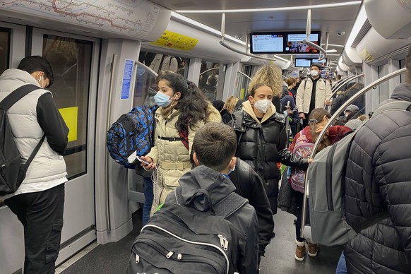 Fahrgäste in einer U-Bahn der Münchner Verkehrsbetriebe (MVG).