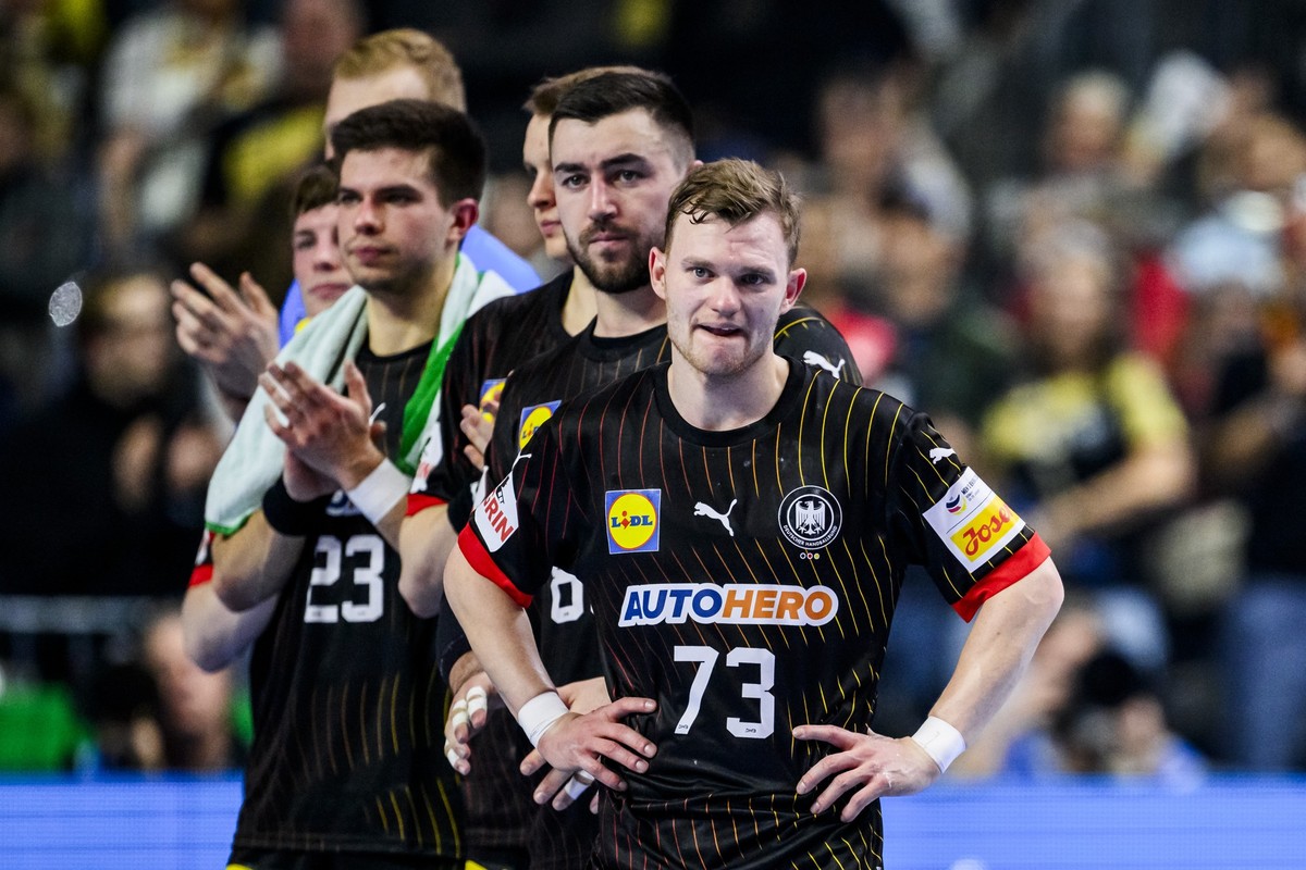 24.01.2024, Nordrhein-Westfalen, K�ln: Handball: EM, Deutschland - Kroatien, Hauptrunde, Gruppe 1, 4. Spieltag, Lanxess Arena. Deutschlands (l-r) Renars Uscins, Deutschlands Jannik Kohlbacher und Deut ...