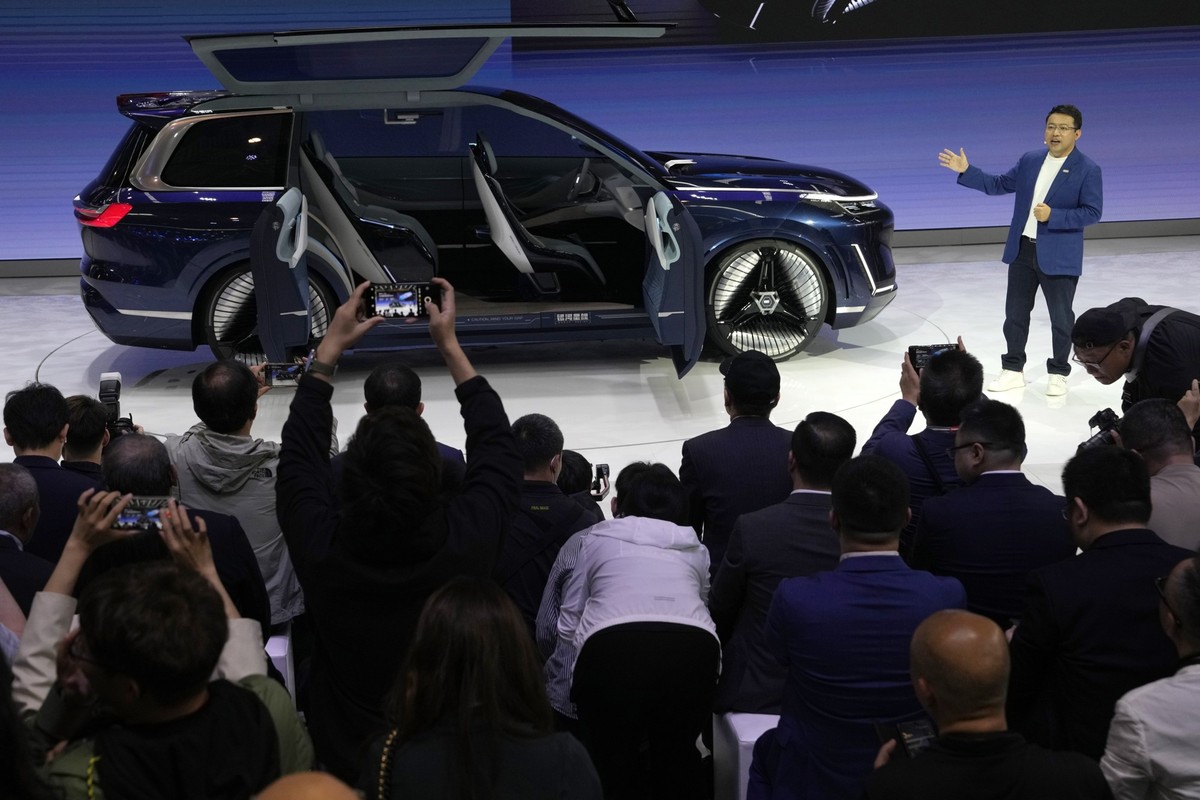 ARCHIV - 25.04.2024, China, Peking: Jerry Gan, CEO der Geely Auto Group, enthüllt den Prototyp des Galaxy Starship, eines KI-gesteuerten SUV-Flaggschiffs, während der Auto China 2024 in Peking. Die Eu ...