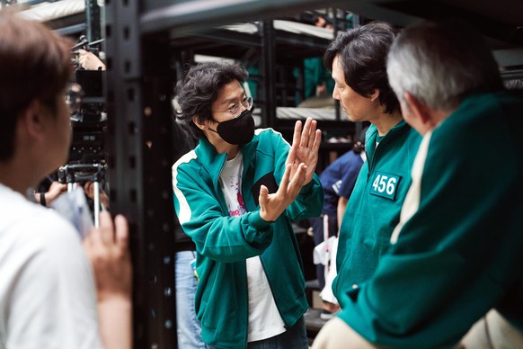 Hwang Dong-hyuk gibt seinem Hauptdarsteller Lee Jung-jae Anweisungen am Set von "Squid Game".