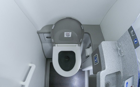 Toilette, Flugzeug *** Toilet, Airplane