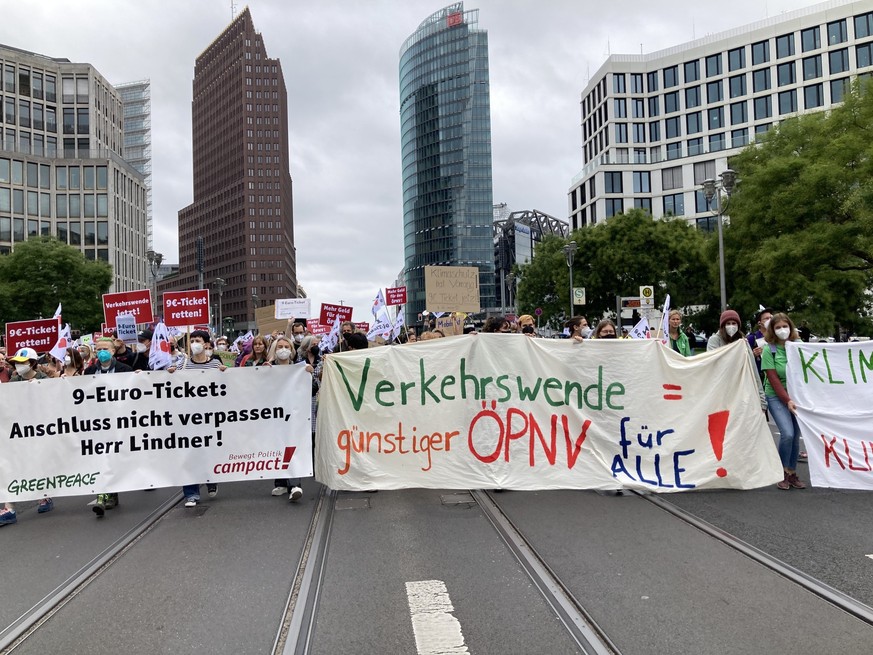 Der Demonstrationszug führte vom Potsdamer Platz vor das Finanzministerium.