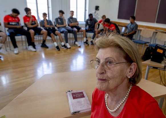 Holocaust survivor Eva Szepesi talks to youth players of Bayern Munich in Nuremberg, Germany, Friday, July 29, 2022. Some of Europe&#039;s best young soccer players from the under-17 teams of Chelsea, ...