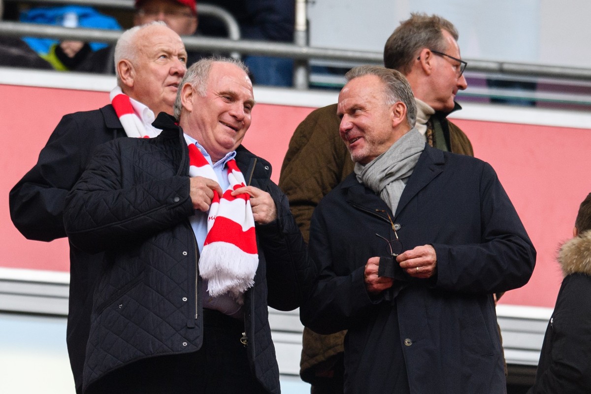 ARCHIV - 03.11.2018, Bayern, München: Fußball: Bundesliga, Bayern München - SC Freiburg, 10. Spieltag in der Allianz Arena. Uli Hoeneß, Vereinspräsident von FC Bayern (l), und Karl-Heinz Rummenigge, V ...