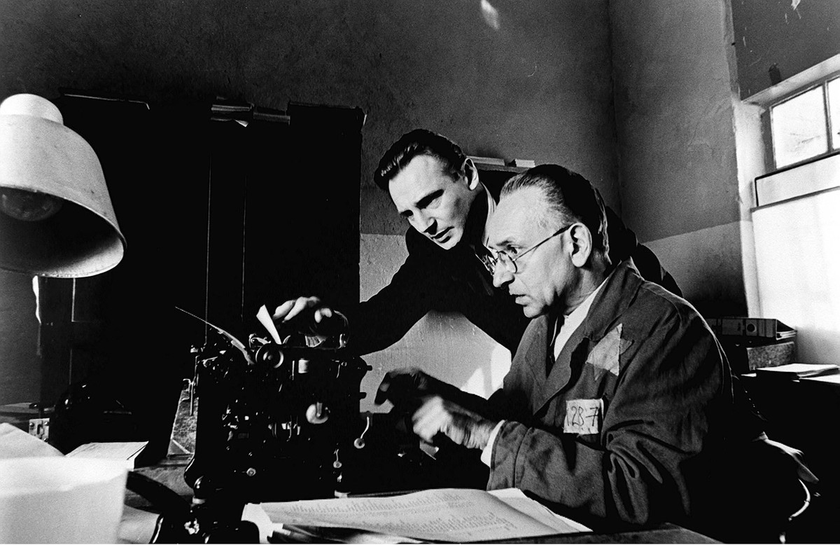 SCHINDLERS LISTE Schindler s List Steven Spielberg verfilmte die authentische Geschichte des deutschen Industriellen Oskar Schindler, der mit Hilfe seines jüdischen Buchhalters Itzhak Stern eine Liste ...