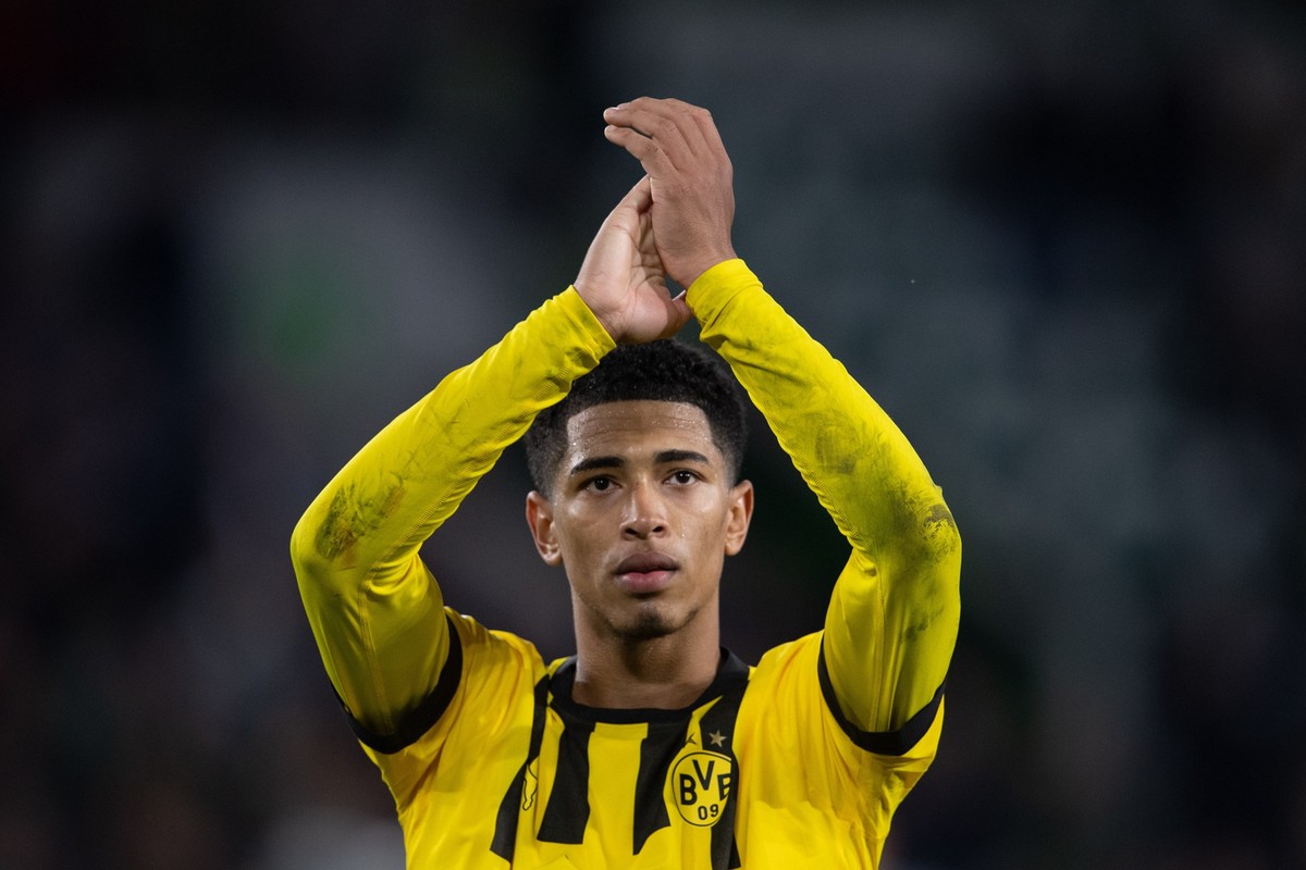 ARCHIV - 08.11.2022, Niedersachsen, Wolfsburg: Fu�ball: Bundesliga, VfL Wolfsburg - Borussia Dortmund, 14. Spieltag, Volkswagen Arena. Dortmunds Jude Bellingham steht nach dem Spiel auf dem Feld. Live ...
