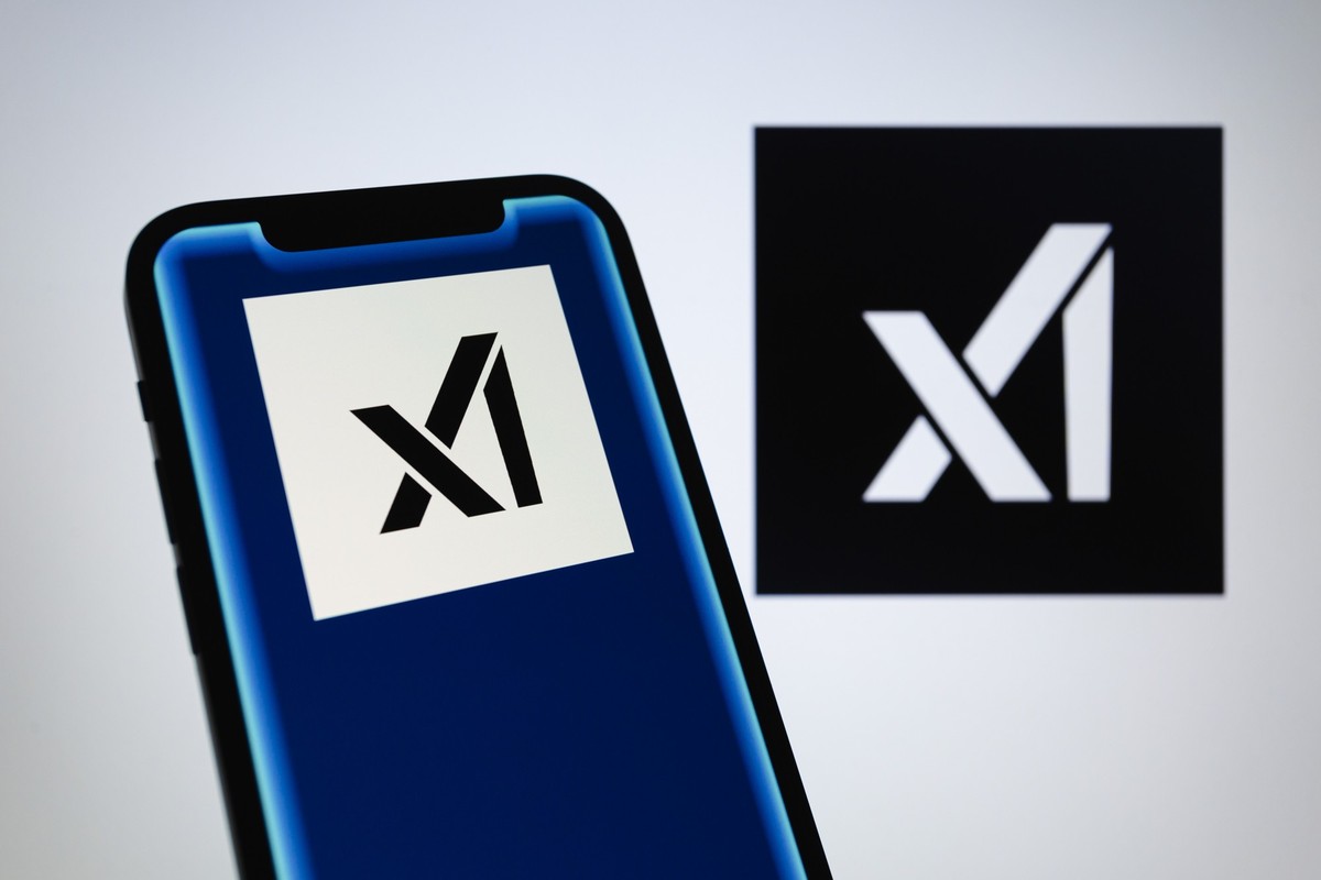 ILLUSTRATION - 12.07.2023, Paraguay, Asunción: Logos von Elon Musks KI-Firma xAI auf einem Smartphone und einem Bildschirm. Bei xAI wurde der Chatbot Grok entwickelt, der unter anderem über die Online ...