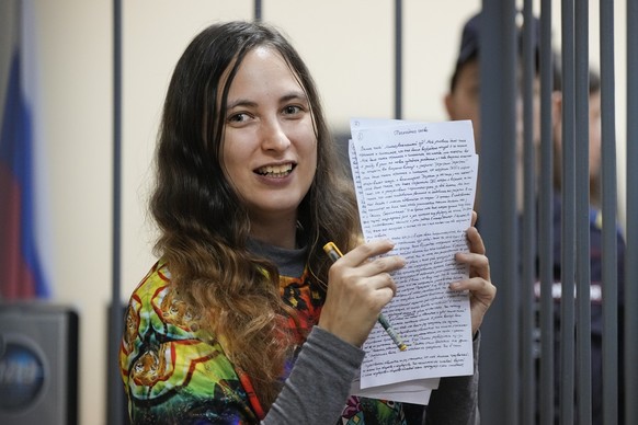 14.11.2023, Russland, St. Petersburg: Alexandra Skotschilenko, Anti-Kriegs-Aktivistin und Künstlerin aus Russland, hält im Gerichtssaal einen Text mit ihrem &quot;letzten Wort&quot; in der Hand, währe ...