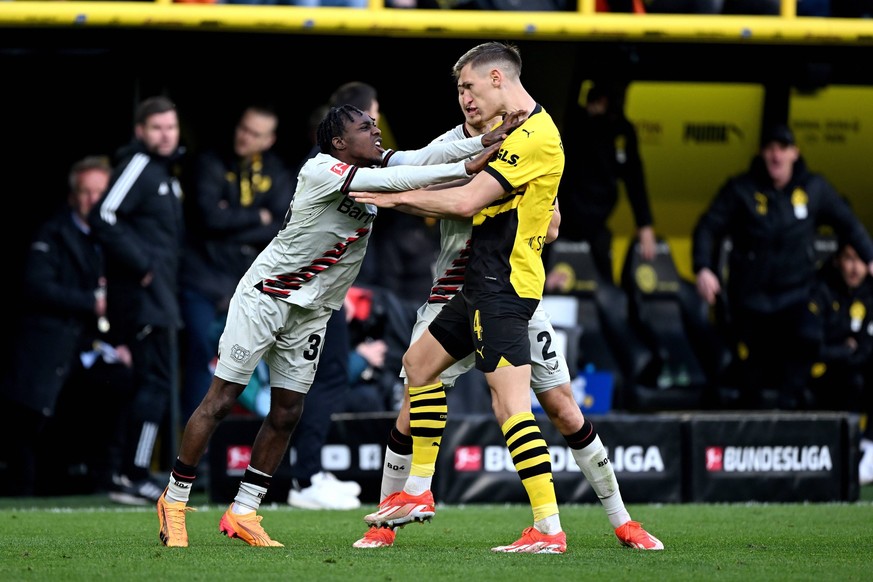 DORTMUND - l-r Jeremie Frimpong of Bayer 04 Leverkusen, Nico Schlotterbeck of Borussia Dortmund, Josip Stanisic of Bayer 04 Leverkusen during the Bundesliga match between Borussia Dortmund and Bayer 0 ...