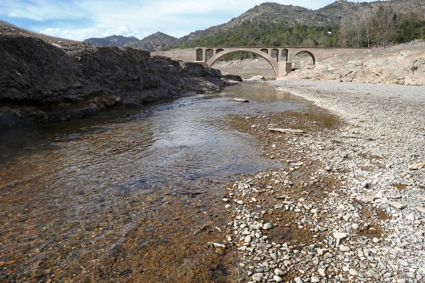 Spanien, Dürre in Katalonien Drought worsens in the swamps in Catalonia The lack of rain continues to lower the levels of the swamps in Catalonia. The Darnius Boadella swamp, in the province of Girona ...