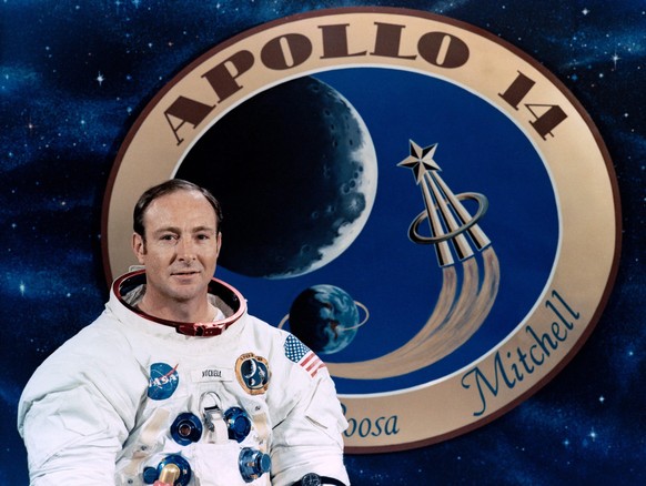epa05145387 An undated handout photo provided by the National Aeronautics and Space Administration (NASA) on 05 February 2016 of &#039;Apollo 14&#039; astronaut Edgar Mitchell posing in front of the m ...