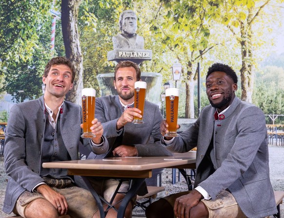 MUNICH, GERMANY - AUGUST 28: (L-R) Thomas Mueller, Harry Kane and Alphonso Davies of Bayern Muenchen pose for a photo during a photo shoot for Paulaner on August 28, 2023 in Munich, Germany. (Photo by ...