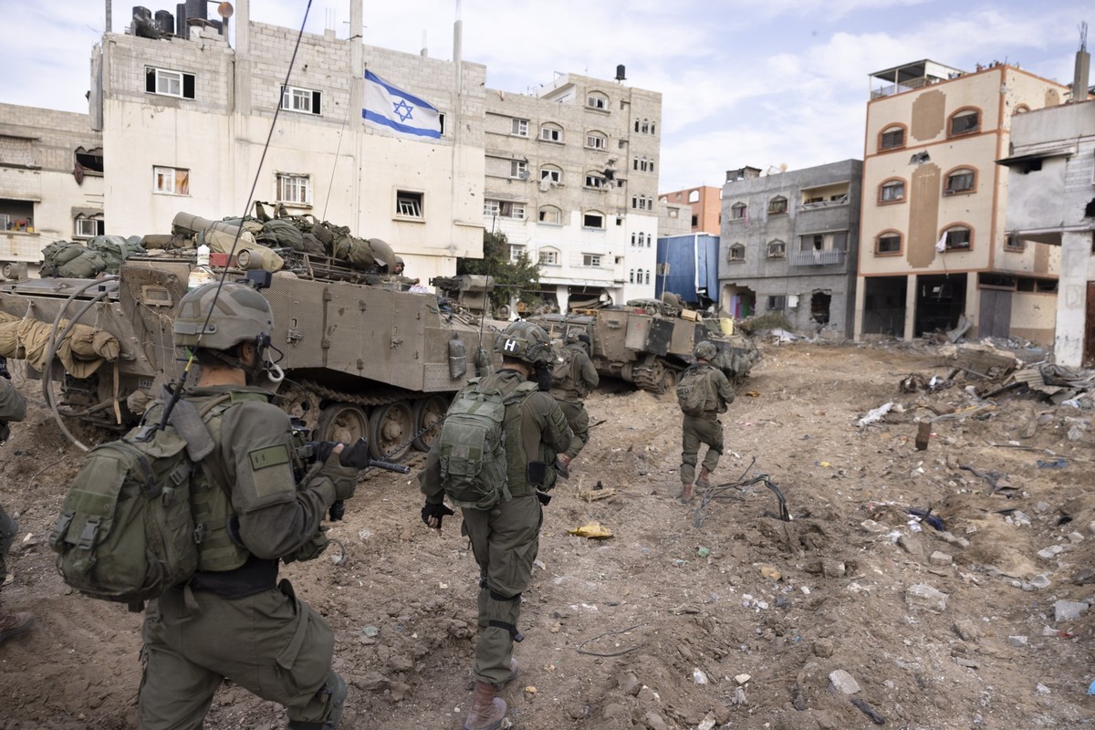 ARCHIV - 08.12.2023, Palästinensische Gebiete, Gaza: Israelische Bodentruppen kämpfen im Dezember im Stadtteil Schedschaija in Gaza-Stadt. (zu dpa: «Israel: Viele Tote seit Beginn aktuellen Einsatzes  ...