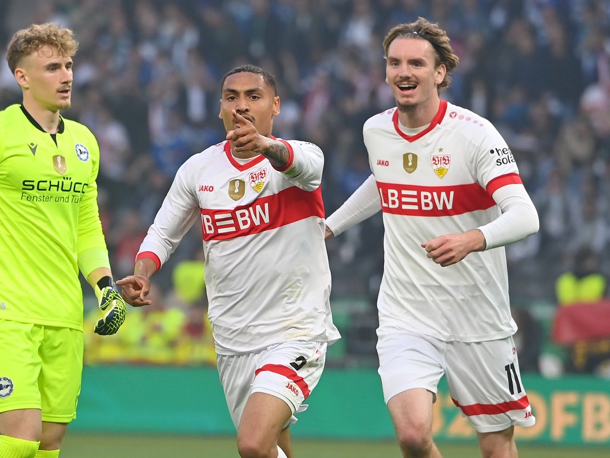 Torjubel Enzo MILLOT VFB Stuttgart und Nick WOLTEMADE VFB Stuttgart,re nach Tor zum 0-2, Jubel,Freude,Begeisterung,Aktion, Li:Torwart Jonas KERKSEN BI. Fussball / 82. DFB Pokal Finale 2025 / Arminia B ...