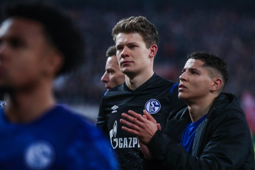 Mit Tränen in den Augen: Alexander Nübel (2.v.r.) und seine Schalker Kollegen müssen nach der 0:3-Heimklatsche gegen den 1. FC Köln vor der Fankurve Abbitte leisten.
