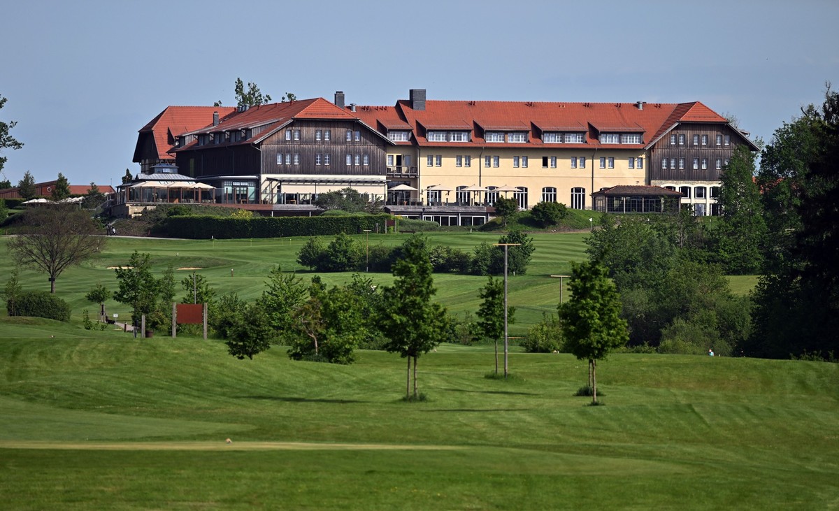 ARCHIV - 15.05.2024, Th�ringen, Blankenhain: Der 45-Loch-Golfplatz des Spa & Golf Resort Weimarer Land. Hier machen vor und w�hrend der Fu�ball-Europameisterschaft zwei Top-Teams Station. Am 26. M ...