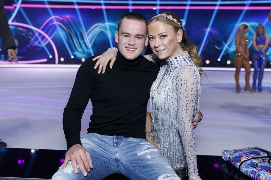 Jenny Elvers mit Sohn Paul Jolig im "Dancing on Ice"-Studio von Sat.1