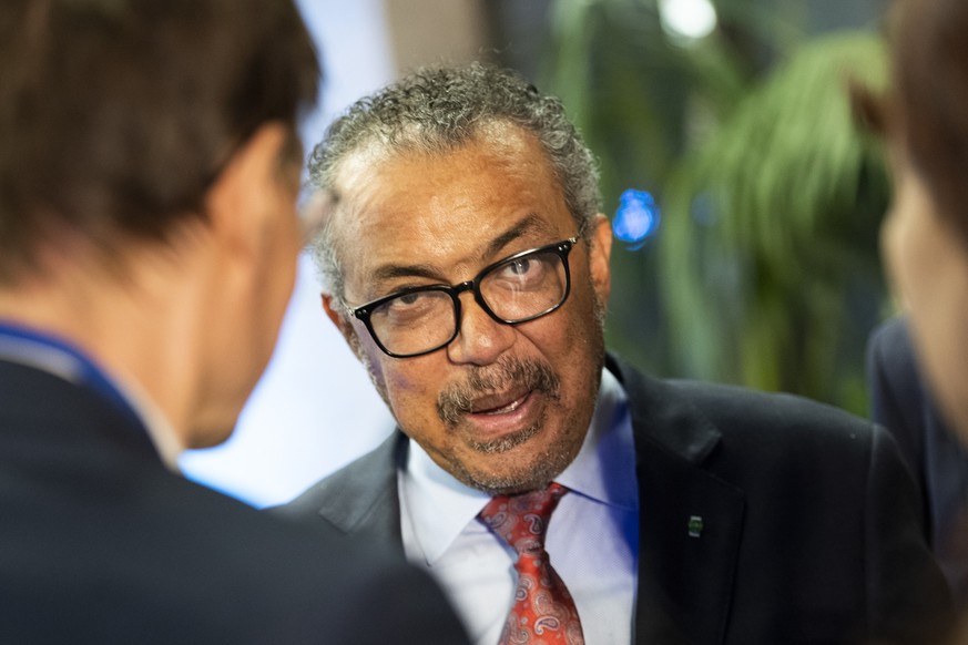 11.09.2022, Israel, Tel Aviv: Bundesgesundheitsminister Lauterbach (L) spricht bei einem Empfang der World Health Organization who mit Tedros Adhanom Ghebreyesus (r), Generaldirektor der Weltgesundhei ...