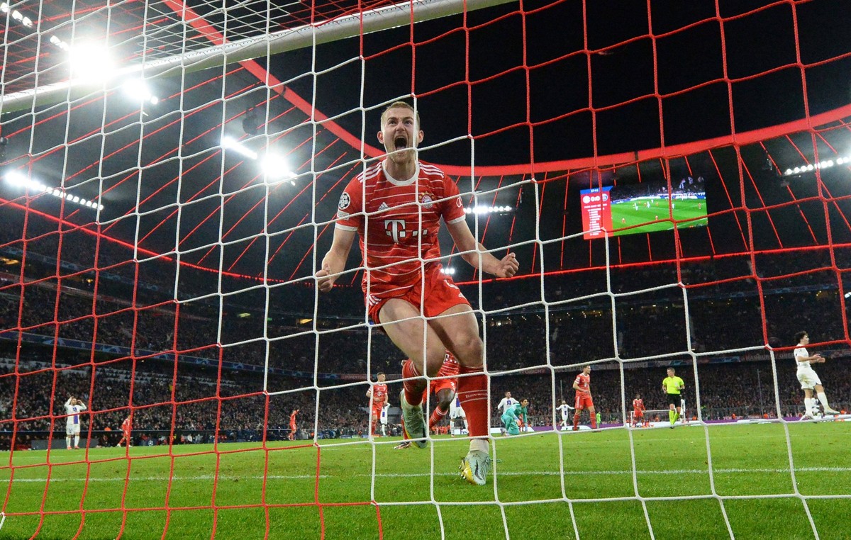 Fussball, Herren, Saison 2022/2023, Champions League Achtelfinale, Rückspiel, FC Bayern München - Paris Saint-Germain, Matthijs de Ligt FC Bayern München, Jubel nach Rettungsaktion, 08.03.2023, *** Fo ...