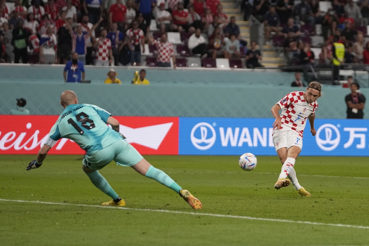 27.11.2022, Katar, Doha: Fu�ball, WM 2022 in Katar, Kroatien - Kanada, Vorrunde, Gruppe F, Spieltag 2, im Chalifa International Stadion, Lovro Majer (r) von Kroatien erzielt das 4:1. Foto: Thanassis S ...
