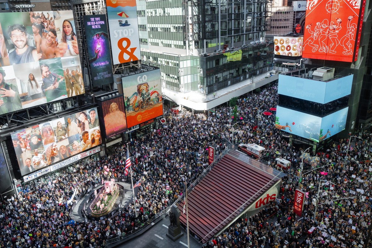 18.10.2025, USA, New York: Tausende von Demonstranten füllen den Times Square während einer &quot;No Kings&quot;-Demonstration. Foto: Olga Fedorova/AP/dpa +++ dpa-Bildfunk +++