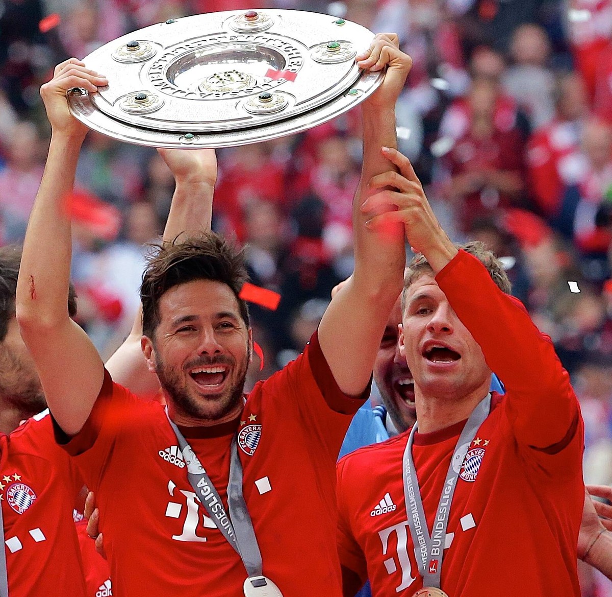 Leon Andreasen ( 2, Hannover 96)Samstag 22.05.2015, 1. Bundesliga, Saison 2014/2015, 34. Spieltag in Muenchen, FC Bayern Muenchen - 1. FSV Mainz 05, Bastian Schweinsteiger ( 31, Bayern Muenchen), Clau ...
