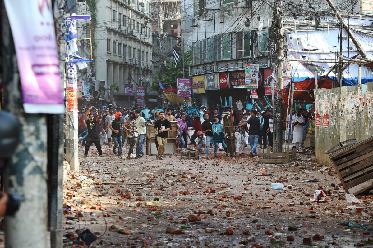 July 16, 2024, Dhaka, Wari, Bangladesh: Anti-quota protesters and students backing the ruling Awami League party clash in Dhaka on July 16, 2024. At least five demonstrators were killed in Bangladesh ...